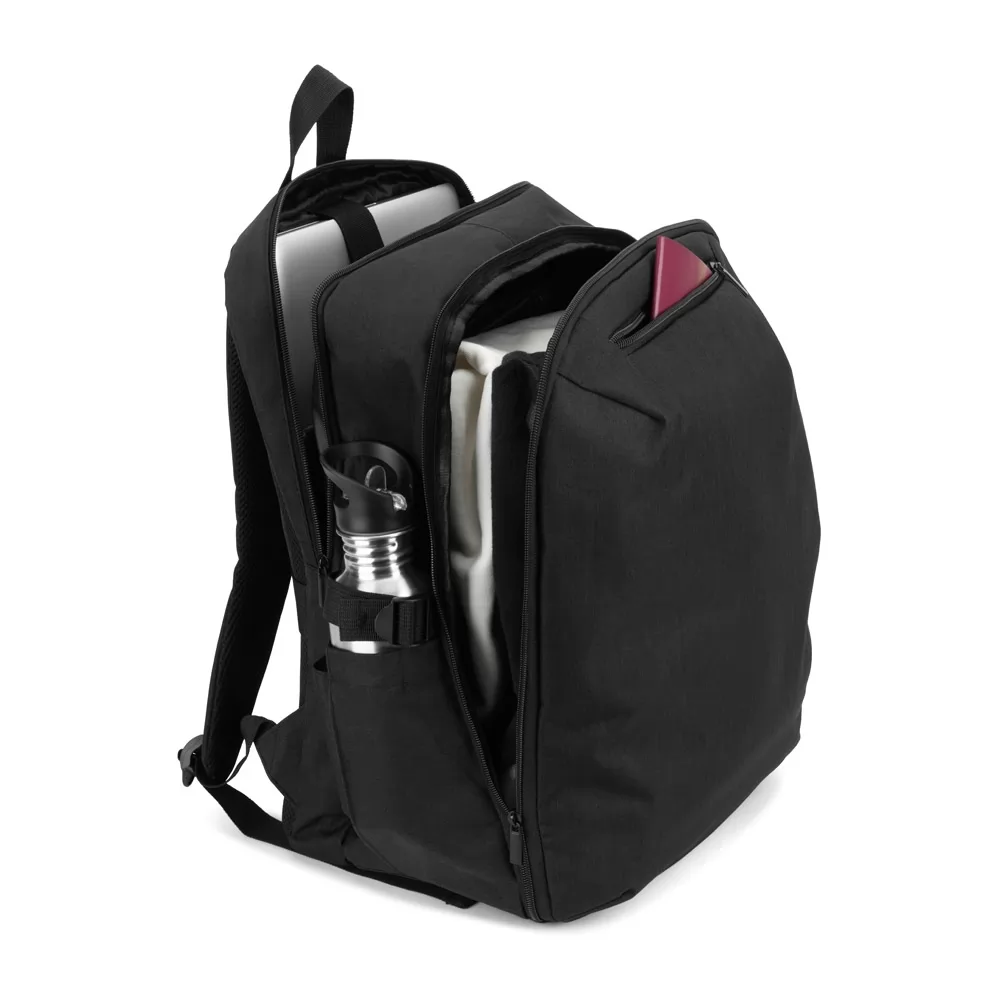 Mochila com um compartimento de abertura total em poliéster reciclado 300D de alta densidade